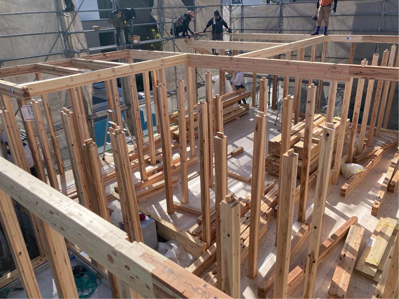 広島で注文住宅ならアイデザインホーム｜上棟の現場リポート｜1階の梁桁をかけている様子