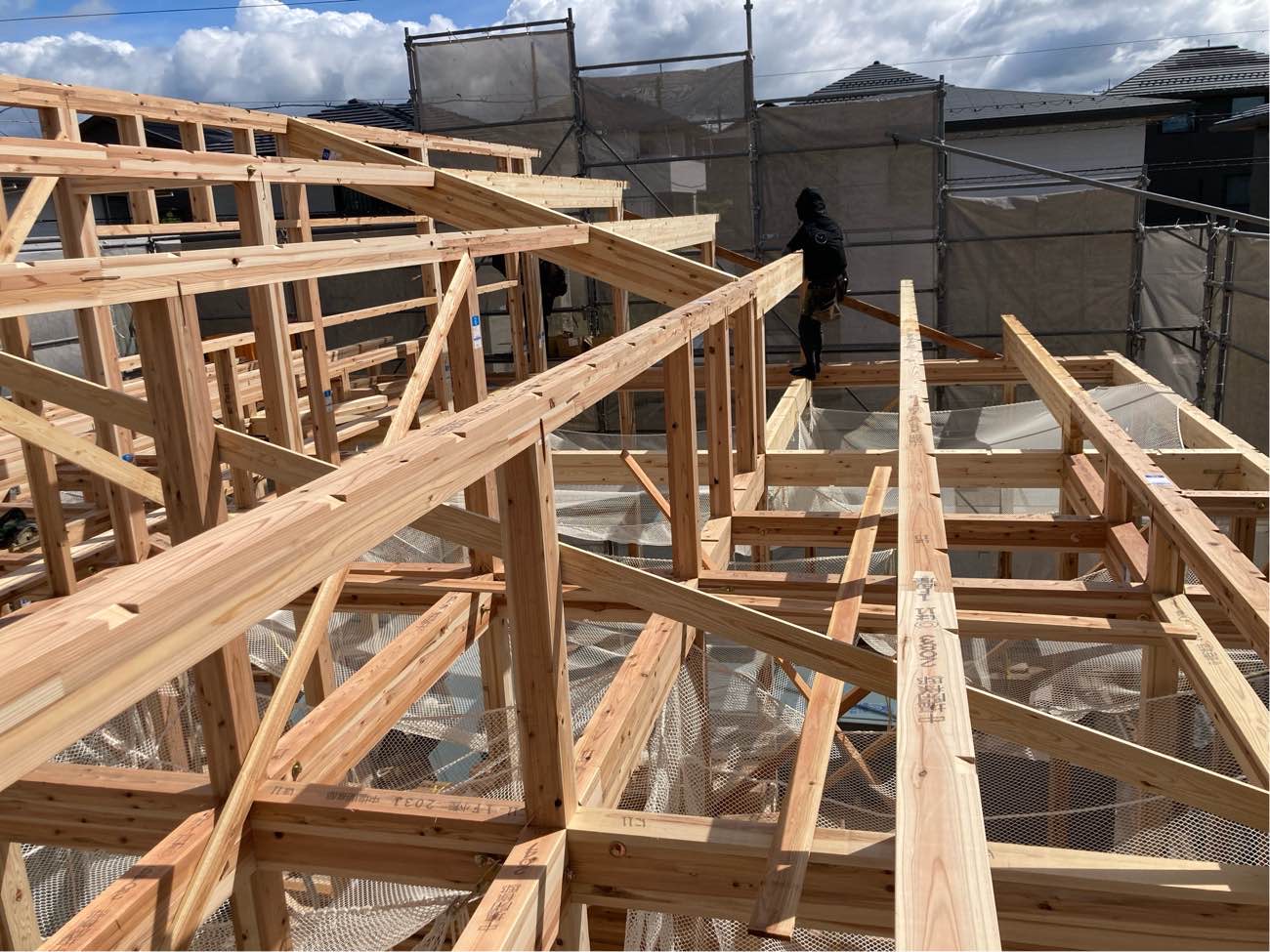 広島で注文住宅ならアイデザインホーム｜上棟の現場リポート｜職人さんが作業している様子