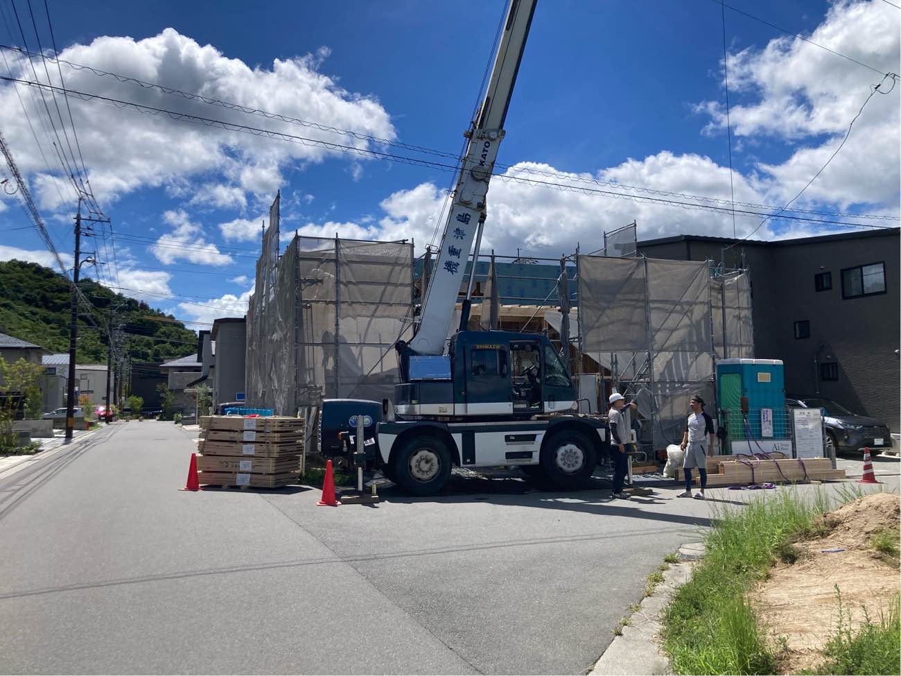 広島で注文住宅ならアイデザインホーム｜上棟の現場リポート｜青空のもと上棟作業を行っている様子