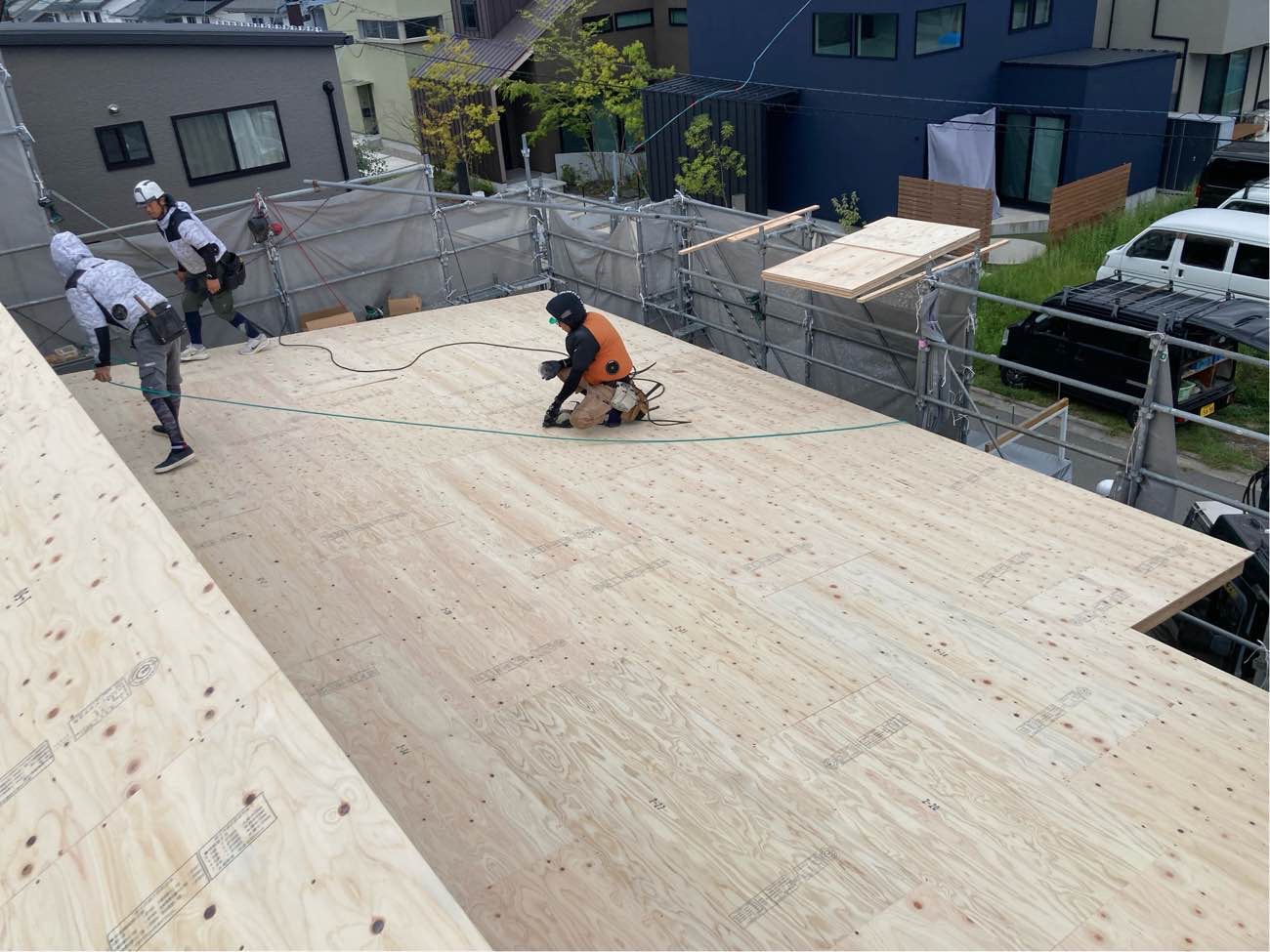 広島で注文住宅ならアイデザインホーム｜上棟の現場リポート｜屋根を施工している様子