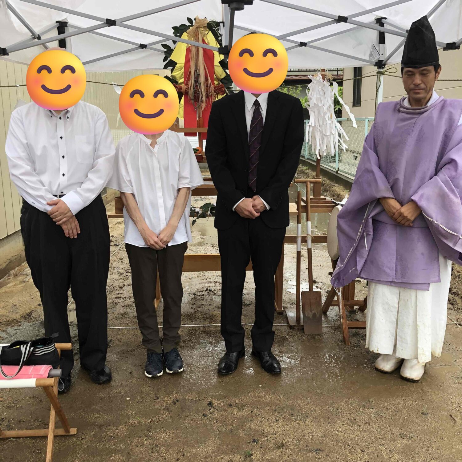 福山で注文住宅ならアイデザインホーム｜地鎮祭の現場リポート｜祭壇前で記念撮影をする家族