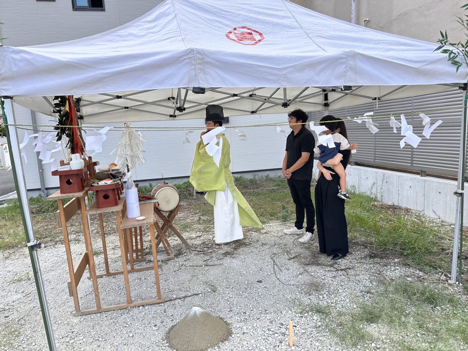 兵庫で注文住宅ならアイデザインホーム｜地鎮祭の現場リポート｜神主さんが龍笛を吹いている様子