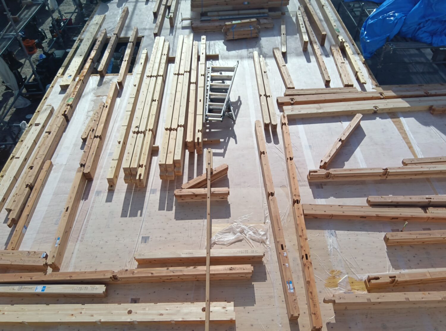 山口で注文住宅ならアイデザインホーム|上棟の現場リポート|上棟開始待ちで、柱が並んでいる様子