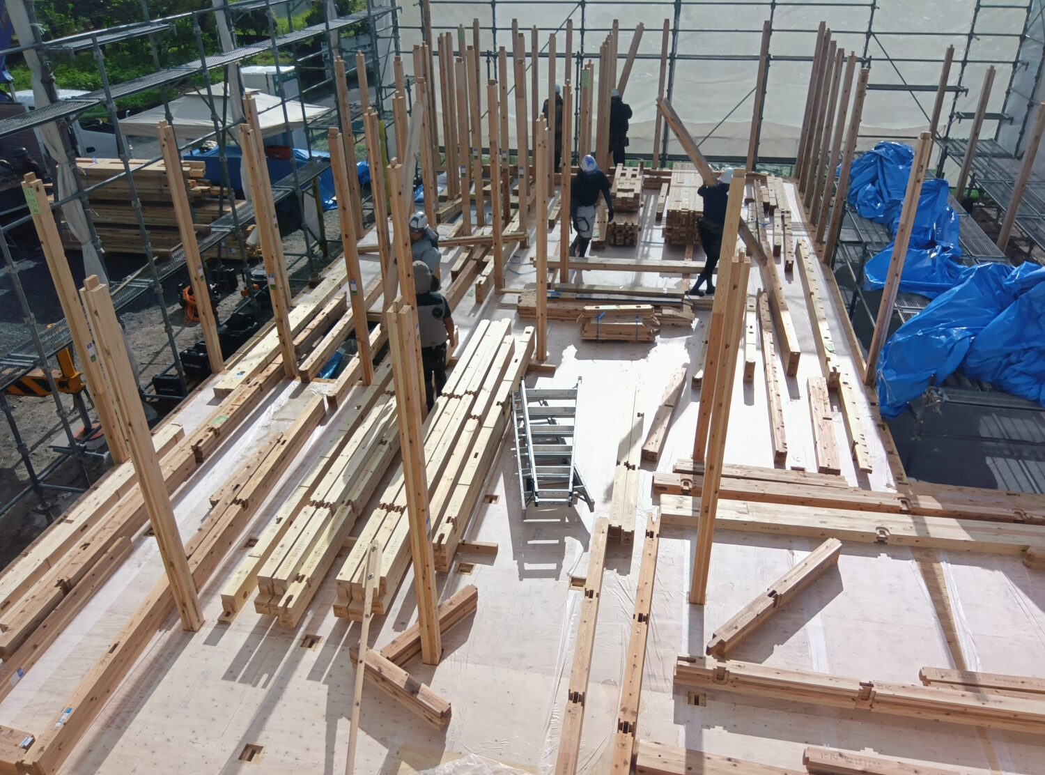 山口で注文住宅ならアイデザインホーム|上棟の現場リポート|1階部分の柱を立てている様子