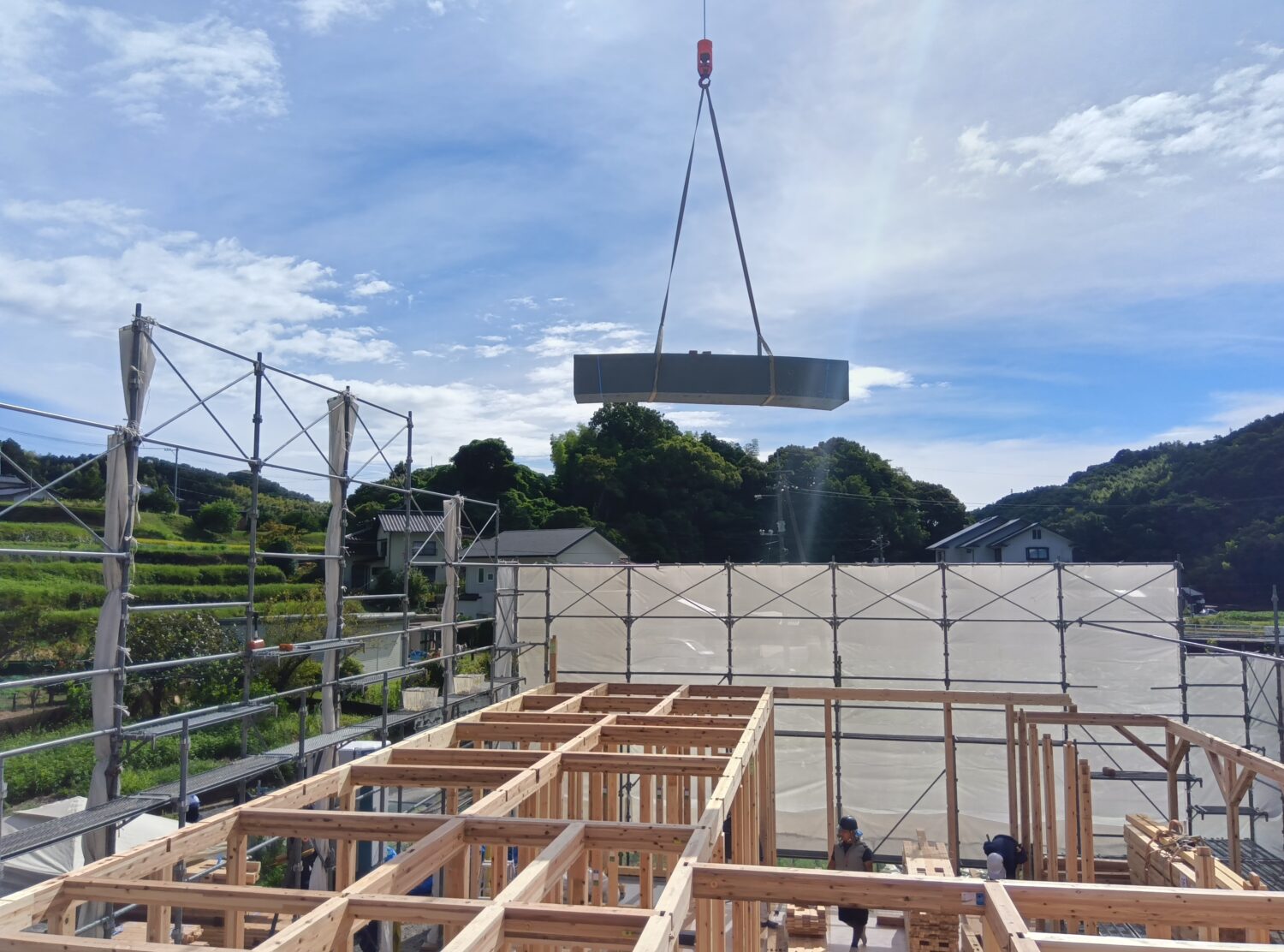 山口で注文住宅ならアイデザインホーム|上棟の現場リポート|レッカーで耐力壁を吊り上げている様子