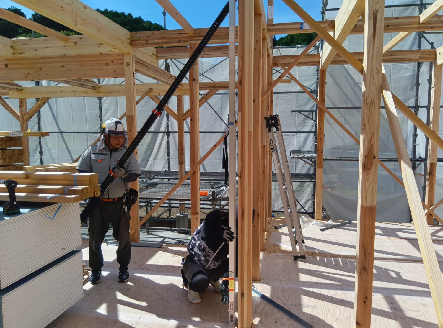 山口で注文住宅ならアイデザインホーム|上棟の現場リポート|職人さんが垂直を確認している様子