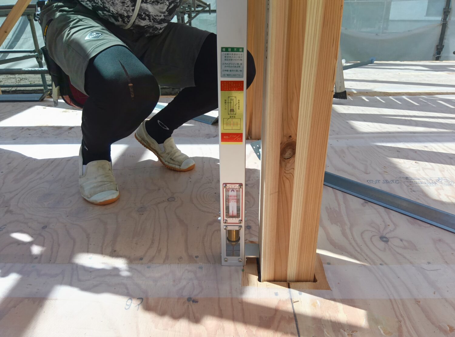 山口で注文住宅ならアイデザインホーム|上棟の現場リポート|職人さんが垂直をはかっている様子