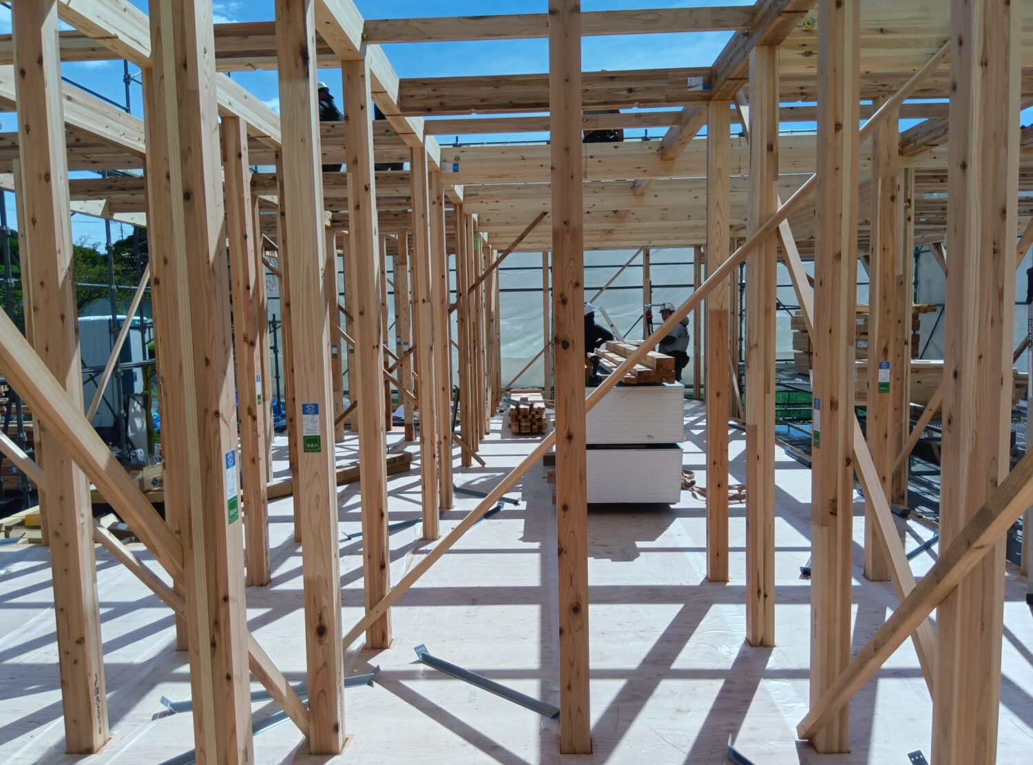 山口で注文住宅ならアイデザインホーム|上棟の現場リポート|1階の柱を立てた様子