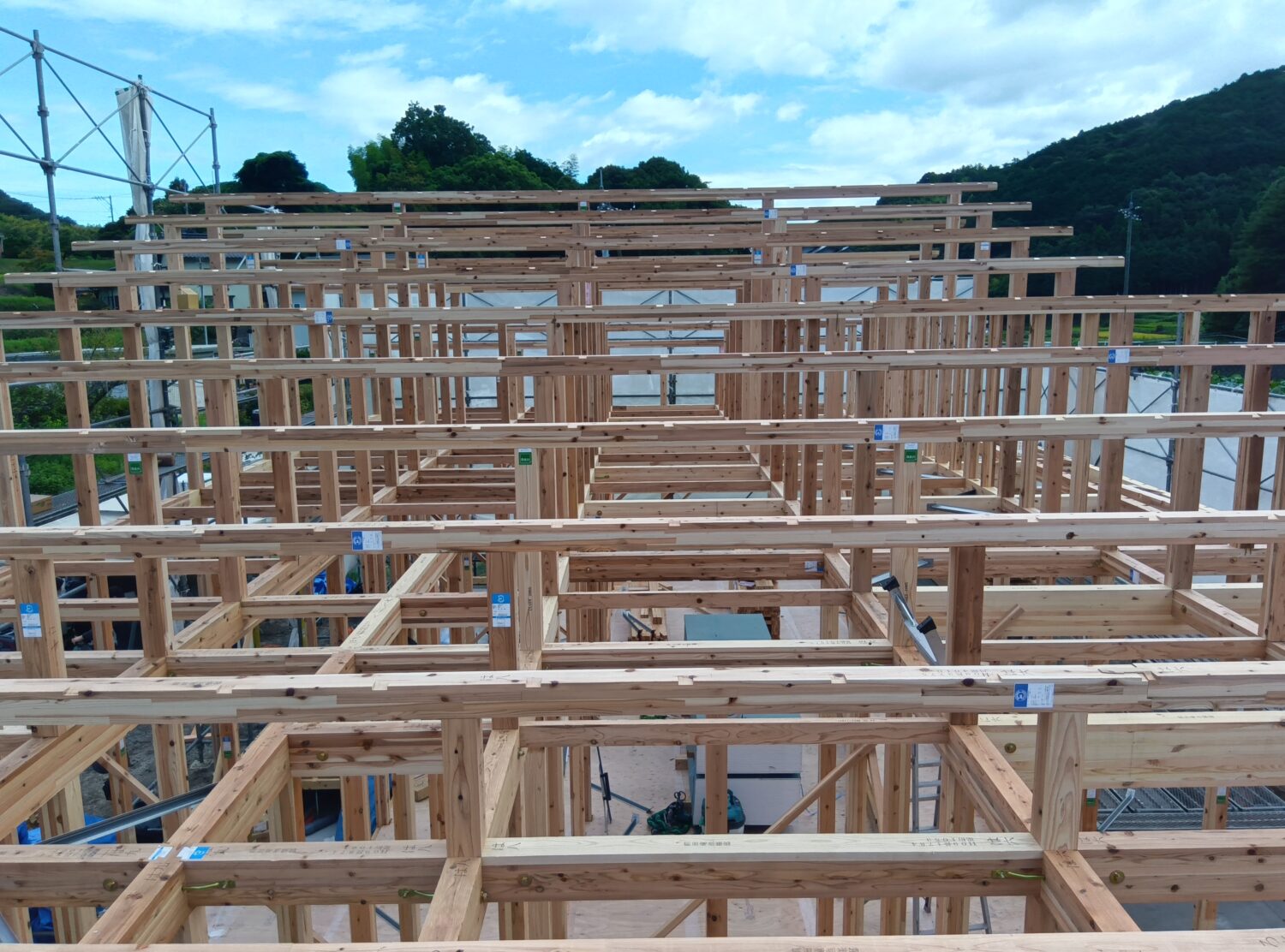 山口で注文住宅ならアイデザインホーム|上棟の現場リポート|柱や梁を組み立て、家の形が出来上がっている様子