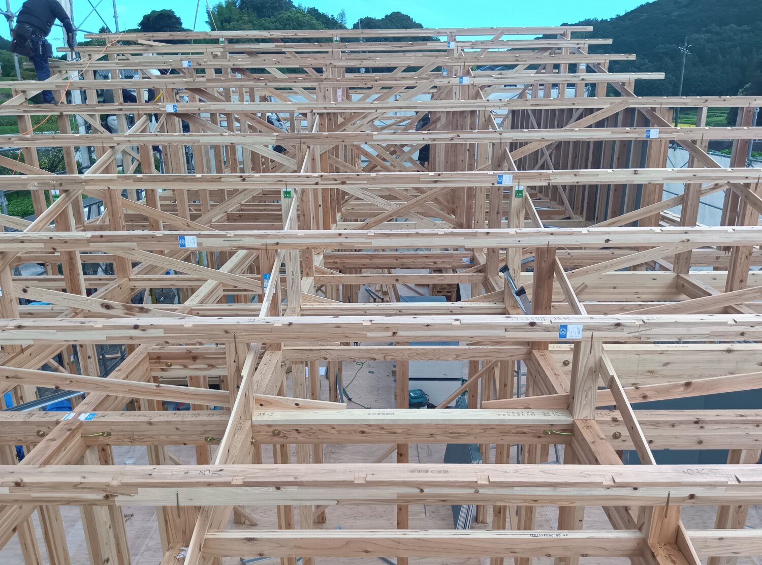 山口で注文住宅ならアイデザインホーム|上棟の現場リポート|職人さんたちが作業している様子