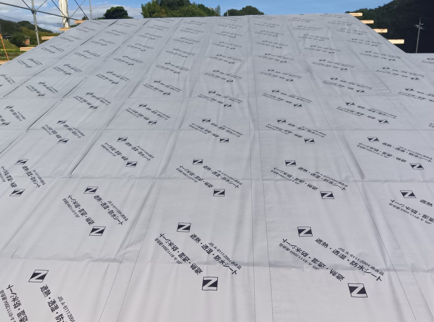 山口で注文住宅ならアイデザインホーム|上棟の現場リポート|屋根に遮熱シートを施工した様子