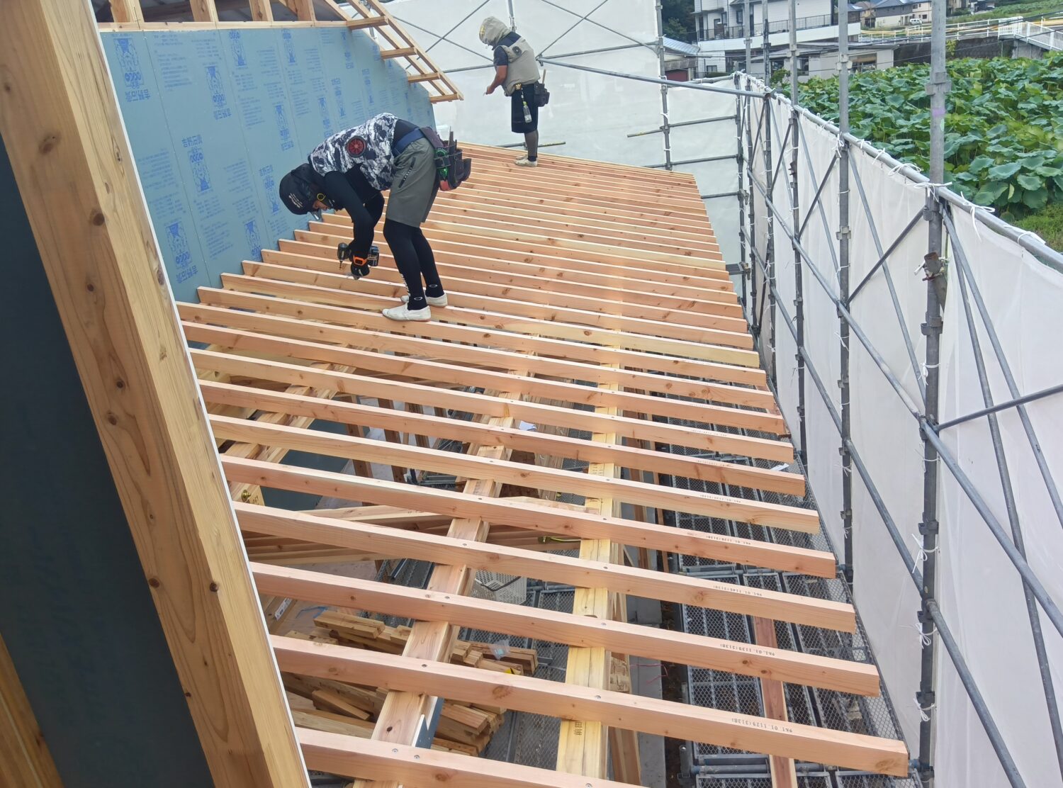 山口で注文住宅ならアイデザインホーム|上棟の現場リポート|大屋根の野地板を張ってる様子