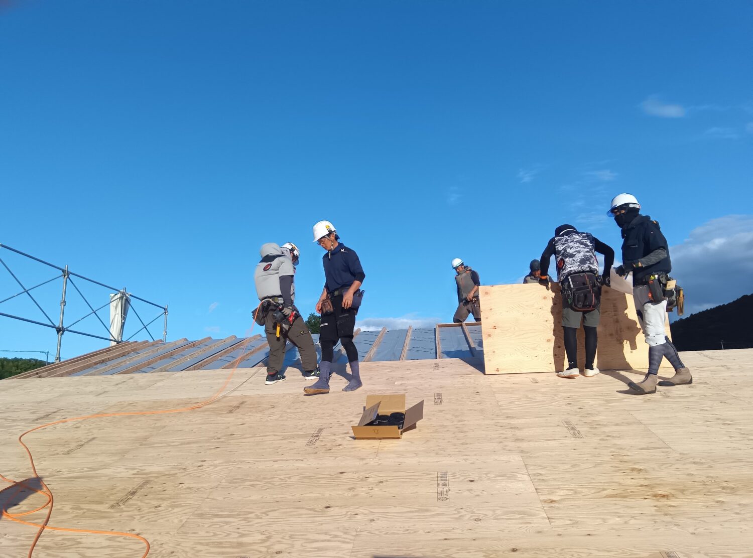 山口で注文住宅ならアイデザインホーム|上棟の現場リポート|作業をしている職人さんたち