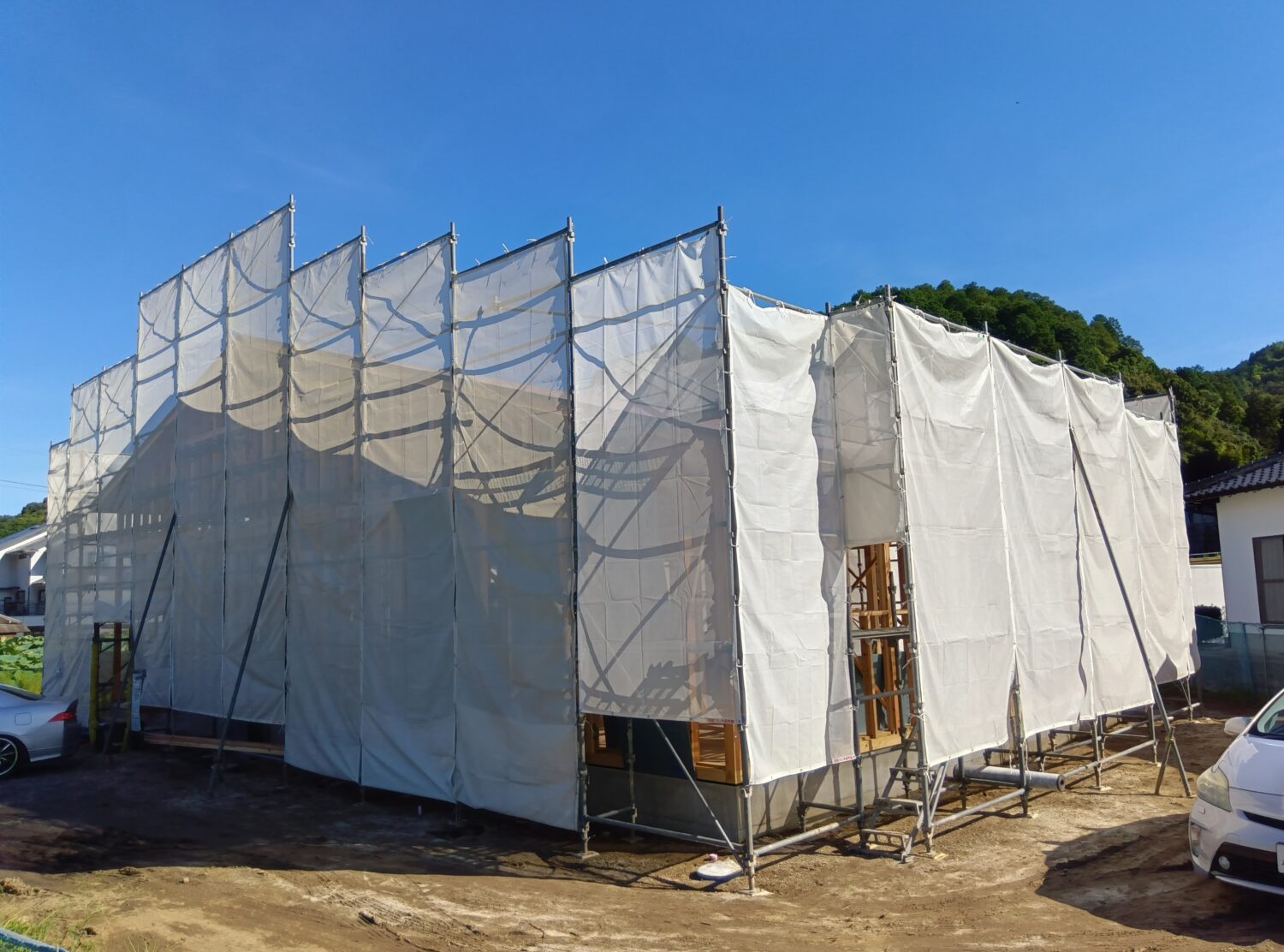 山口で注文住宅ならアイデザインホーム|上棟の現場リポート|建物周りの養生が完了した様子