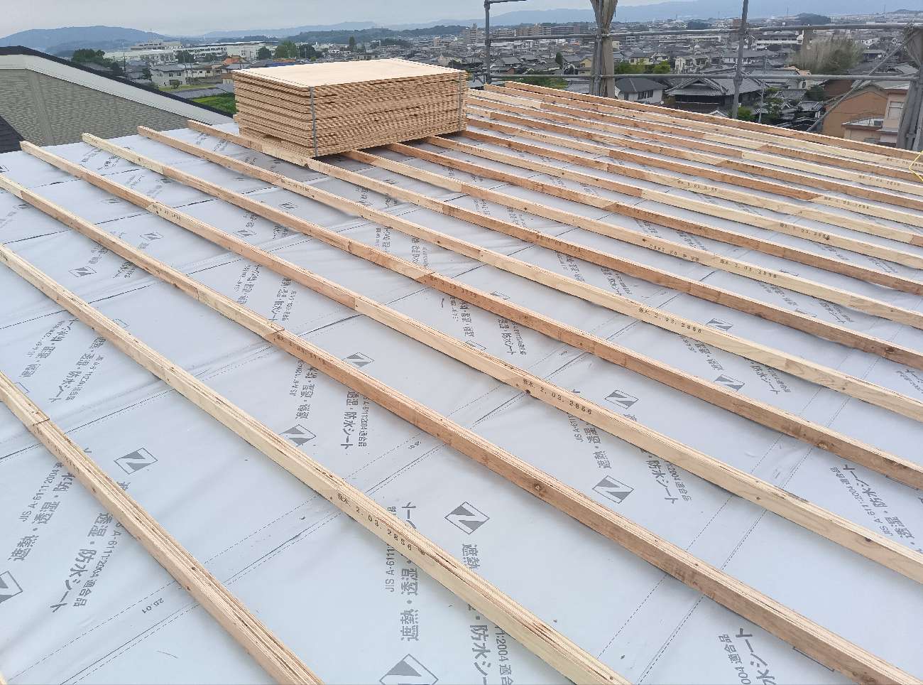 奈良で注文住宅ならアイデザインホーム｜上棟の現場リポート｜屋根垂木を施工した様子