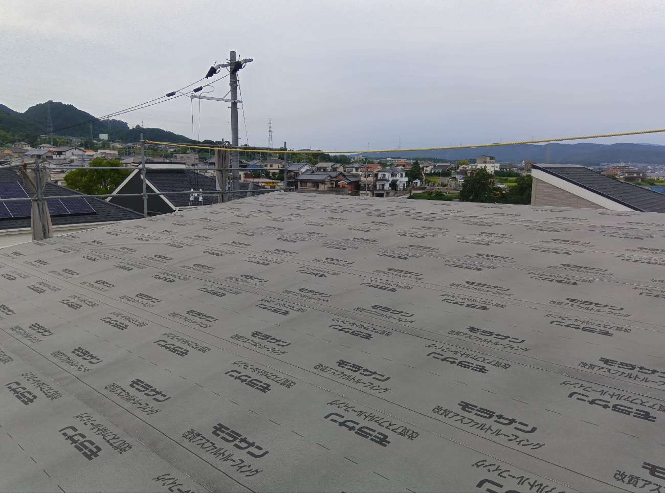 奈良で注文住宅ならアイデザインホーム｜上棟の現場リポート｜改質アスファルトルーフィングを施工した様子