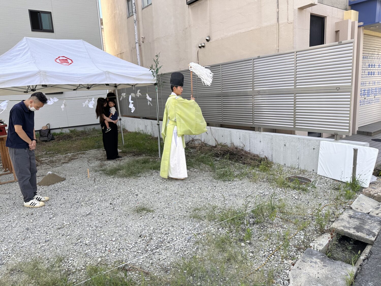 兵庫で注文住宅ならアイデザインホーム｜地鎮祭の現場リポート｜神主さんが四方祓いの儀を行っている様子