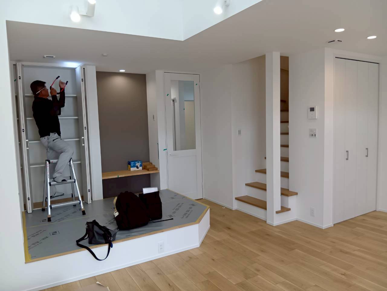 大阪で注文住宅ならアイデザインホーム|竣工検査の現場リポート|リビングの一角には小上がりのタタミコーナーがあって、ちょっとした休憩やお子様の勉強スペース、人が集まった時には腰掛けにと多用な使い方が出来て便利な空間