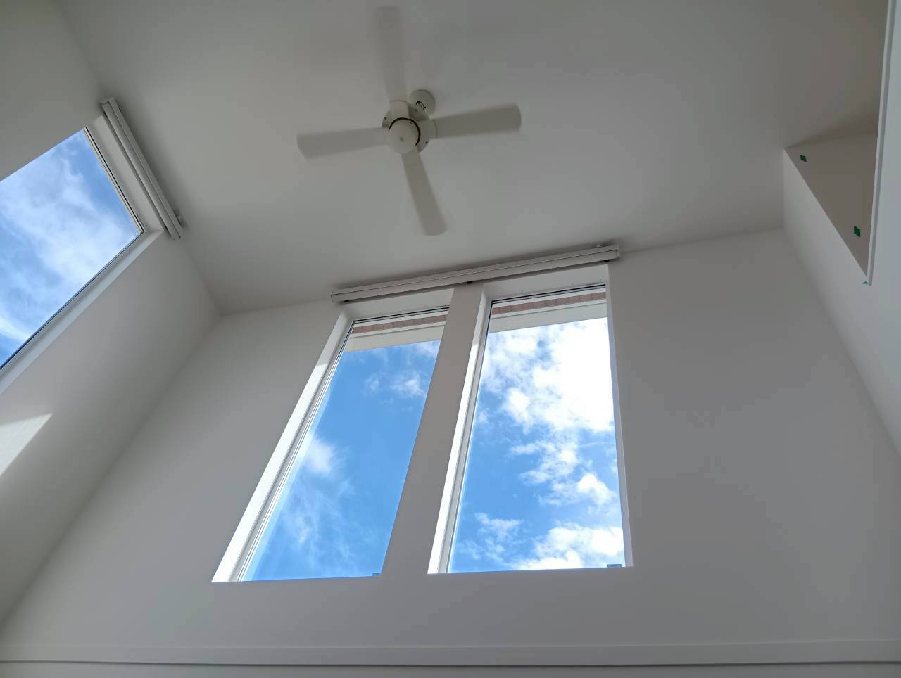 大阪で注文住宅ならアイデザインホーム|竣工検査の現場リポート|見上げた吹抜けから青空が見える様子