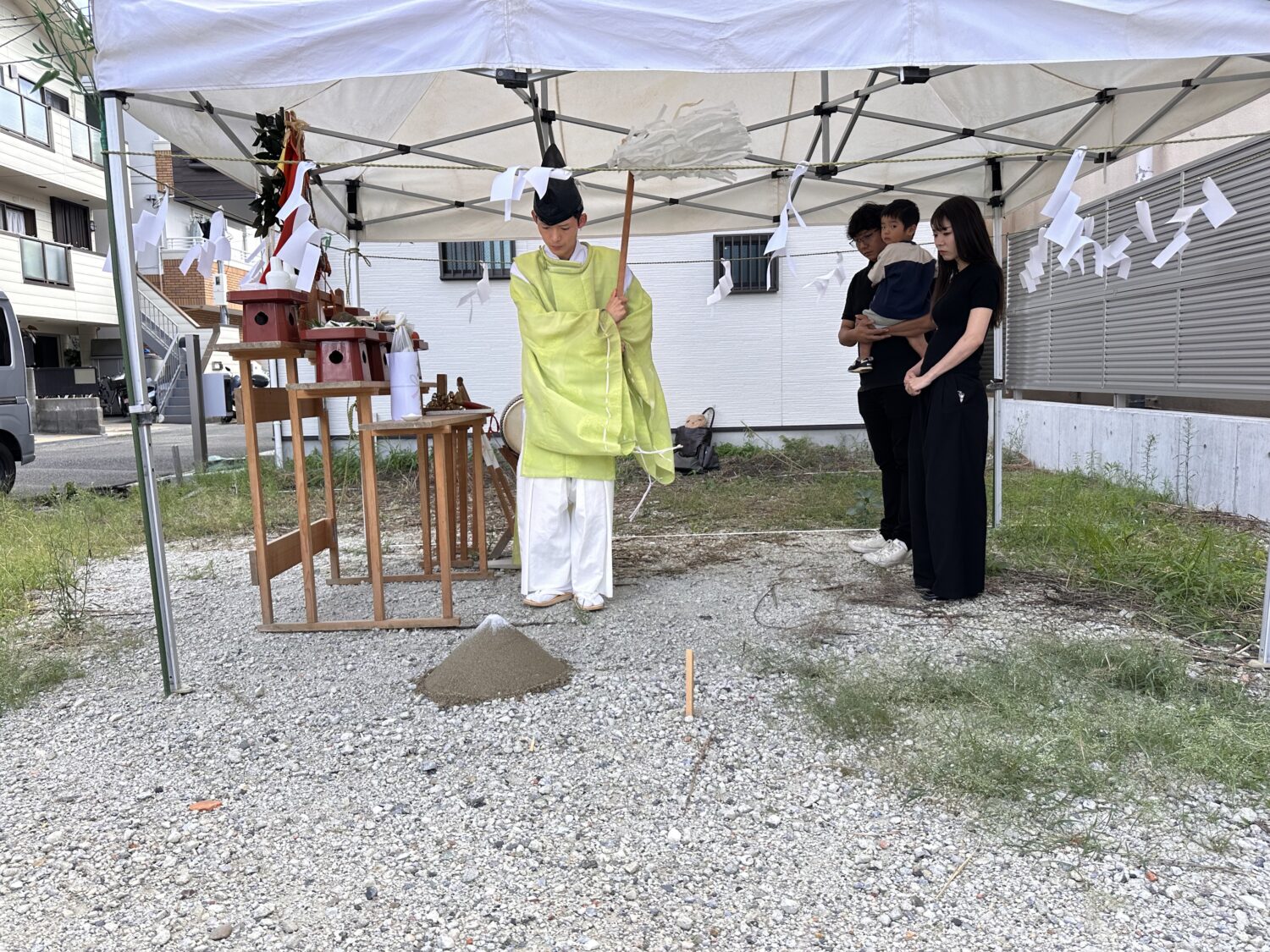 兵庫で注文住宅ならアイデザインホーム｜地鎮祭の現場リポート｜神主さんが祈祷を行っている様子