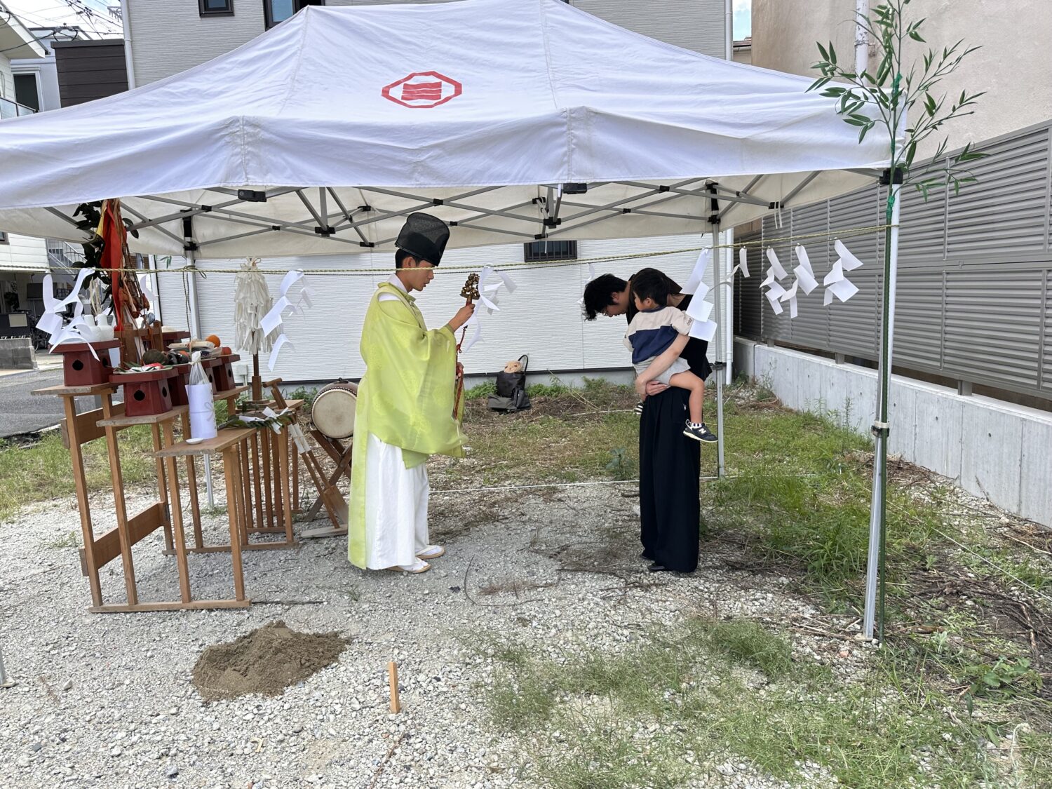 兵庫で注文住宅ならアイデザインホーム｜地鎮祭の現場リポート｜神主さんが祈祷を行っている様子