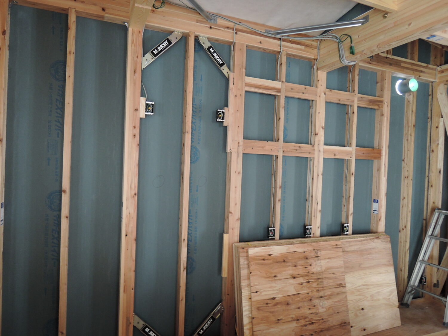 岡山で注文住宅ならアイデザインホーム|配線立会いの現場リポート|制振装置が取り付けられた壁