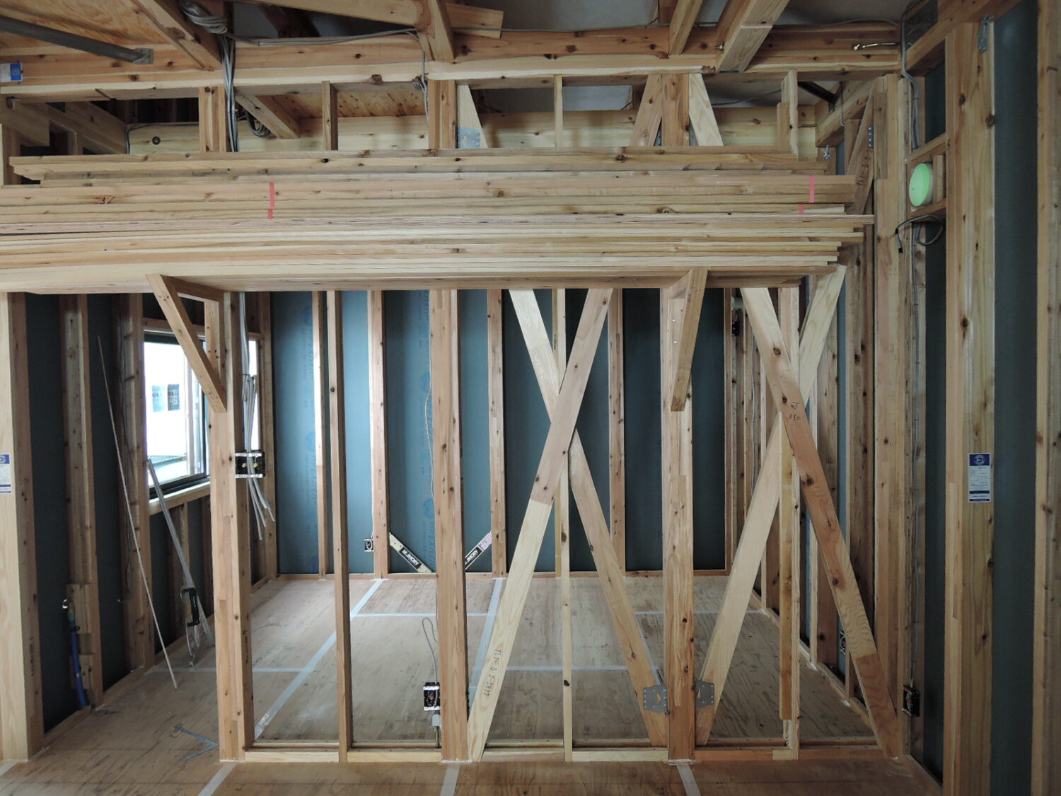 岡山で注文住宅ならアイデザインホーム|配線立会いの現場リポート|まだ柱が立っただけの室内