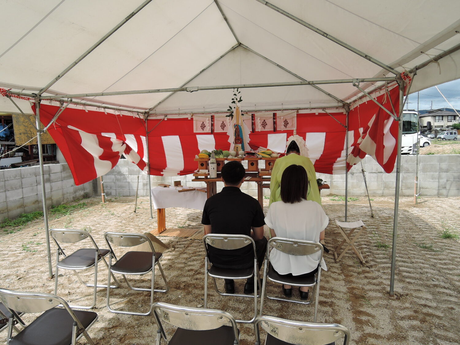 岡山で注文住宅ならアイデザインホーム｜地鎮祭の現場リポート｜ご夫婦と神主さんが地鎮祭を行っている様子