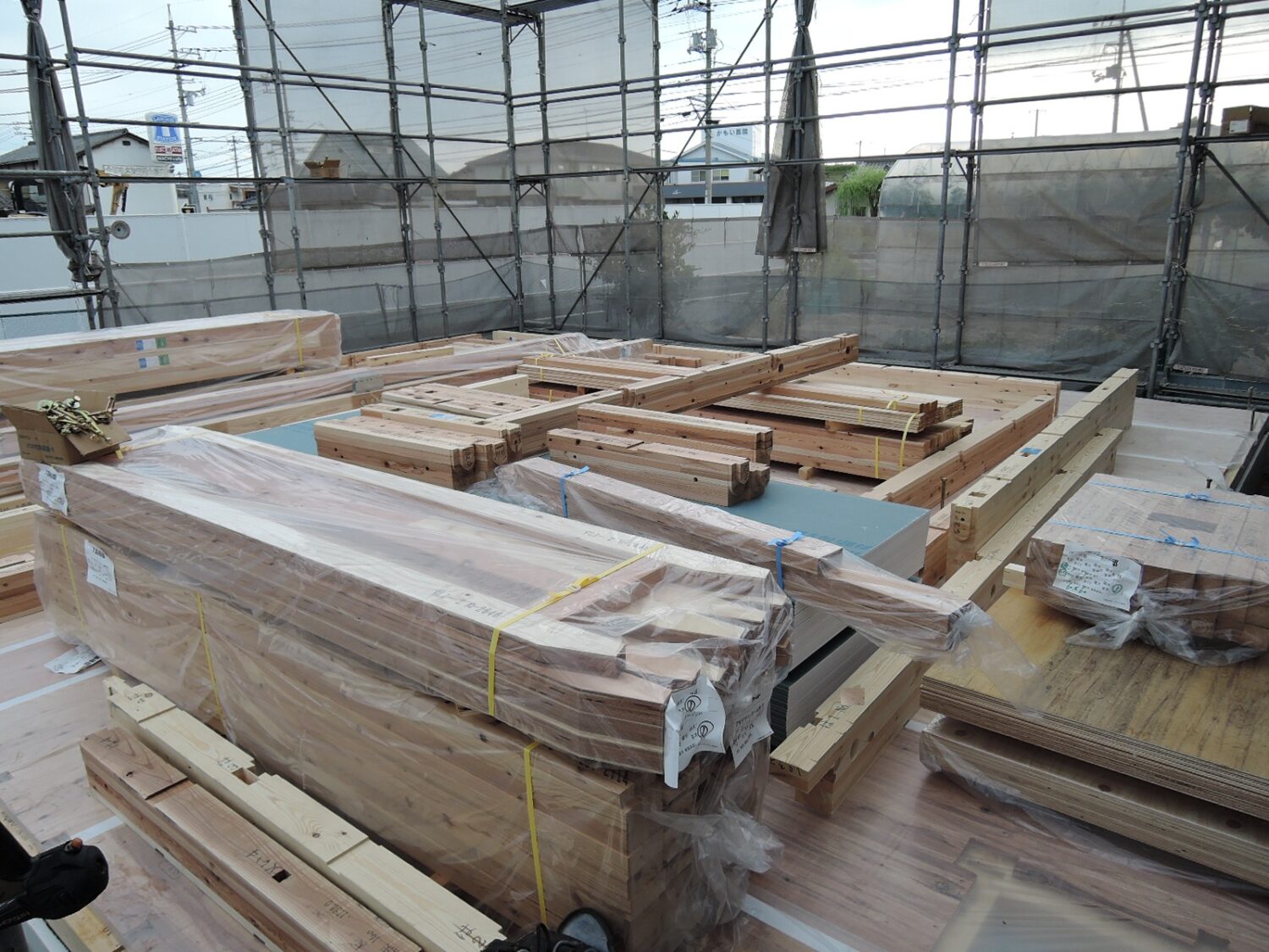 岡山で注文住宅ならアイデザインホーム|上棟の現場リポート|上棟前の部材が並べられている様子