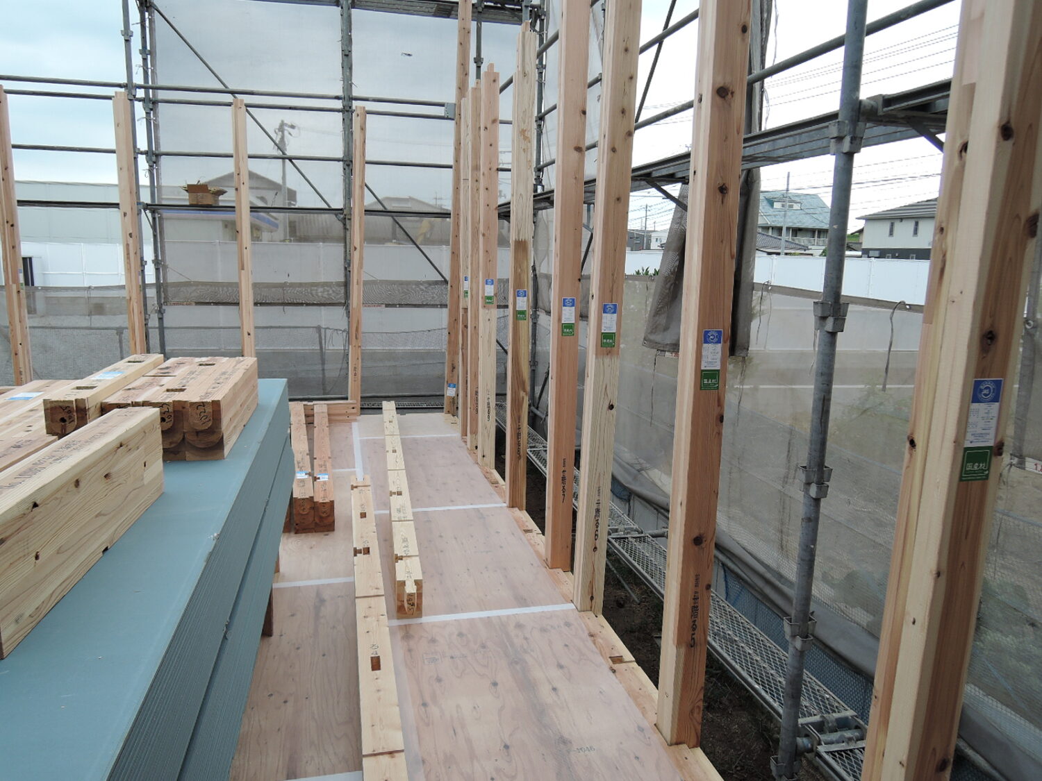 岡山で注文住宅ならアイデザインホーム|上棟の現場リポート|1階の柱を立て始めた様子