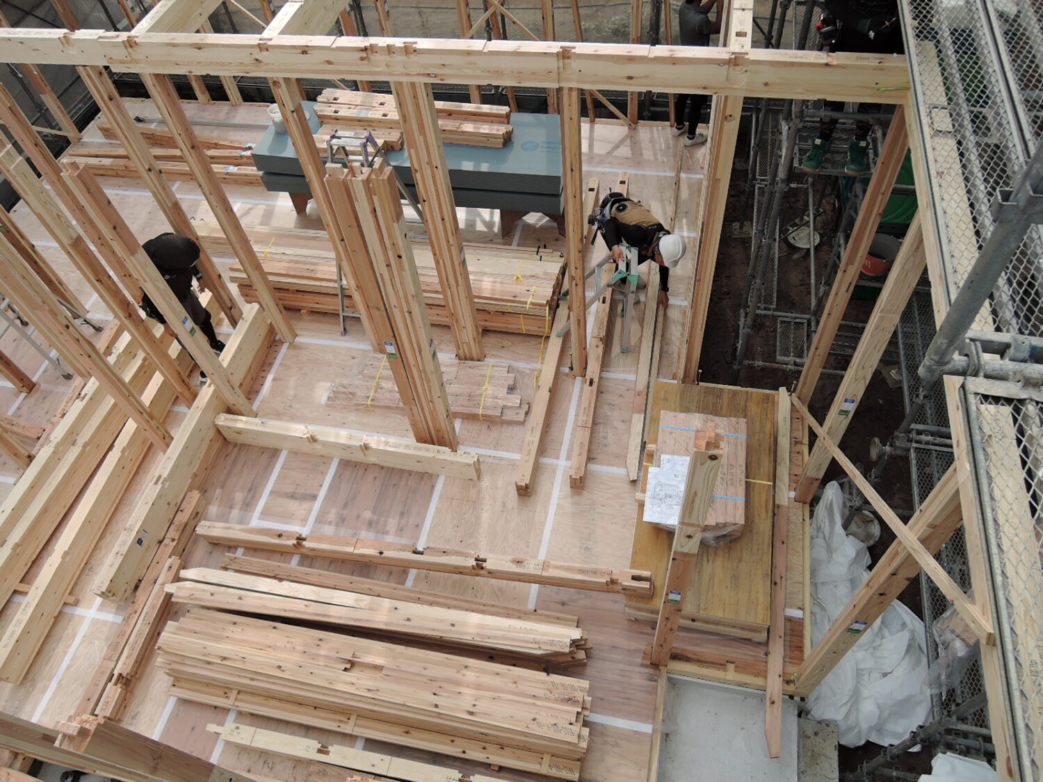 岡山で注文住宅ならアイデザインホーム|上棟の現場リポート|1階で作業している職人さんを2階の高さの足場から撮影した様子