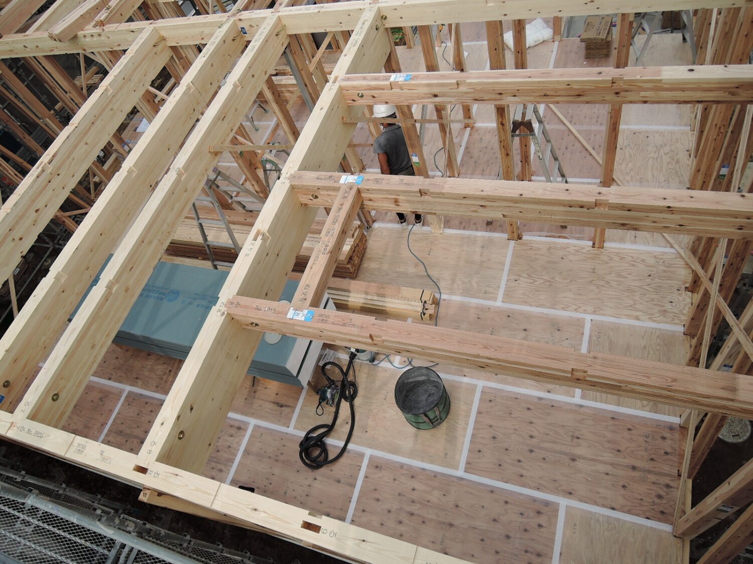 岡山で注文住宅ならアイデザインホーム|上棟の現場リポート|1階の柱を組み終わり、梁を組んでいる様子