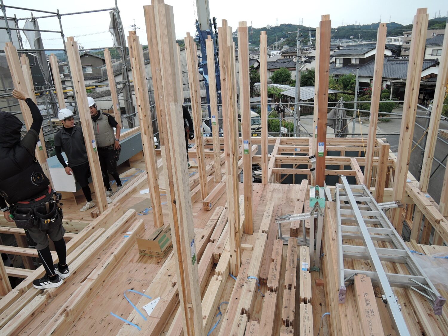 岡山で注文住宅ならアイデザインホーム|上棟の現場リポート|2階の柱を立てている様子