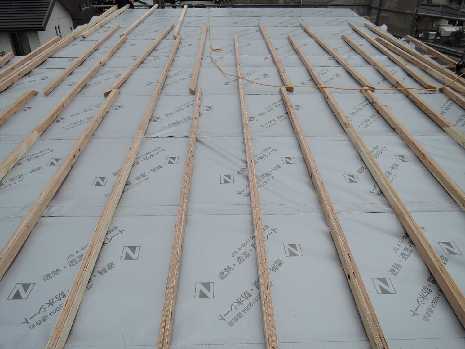 岡山で注文住宅ならアイデザインホーム|上棟の現場リポート|垂木を施工している様子