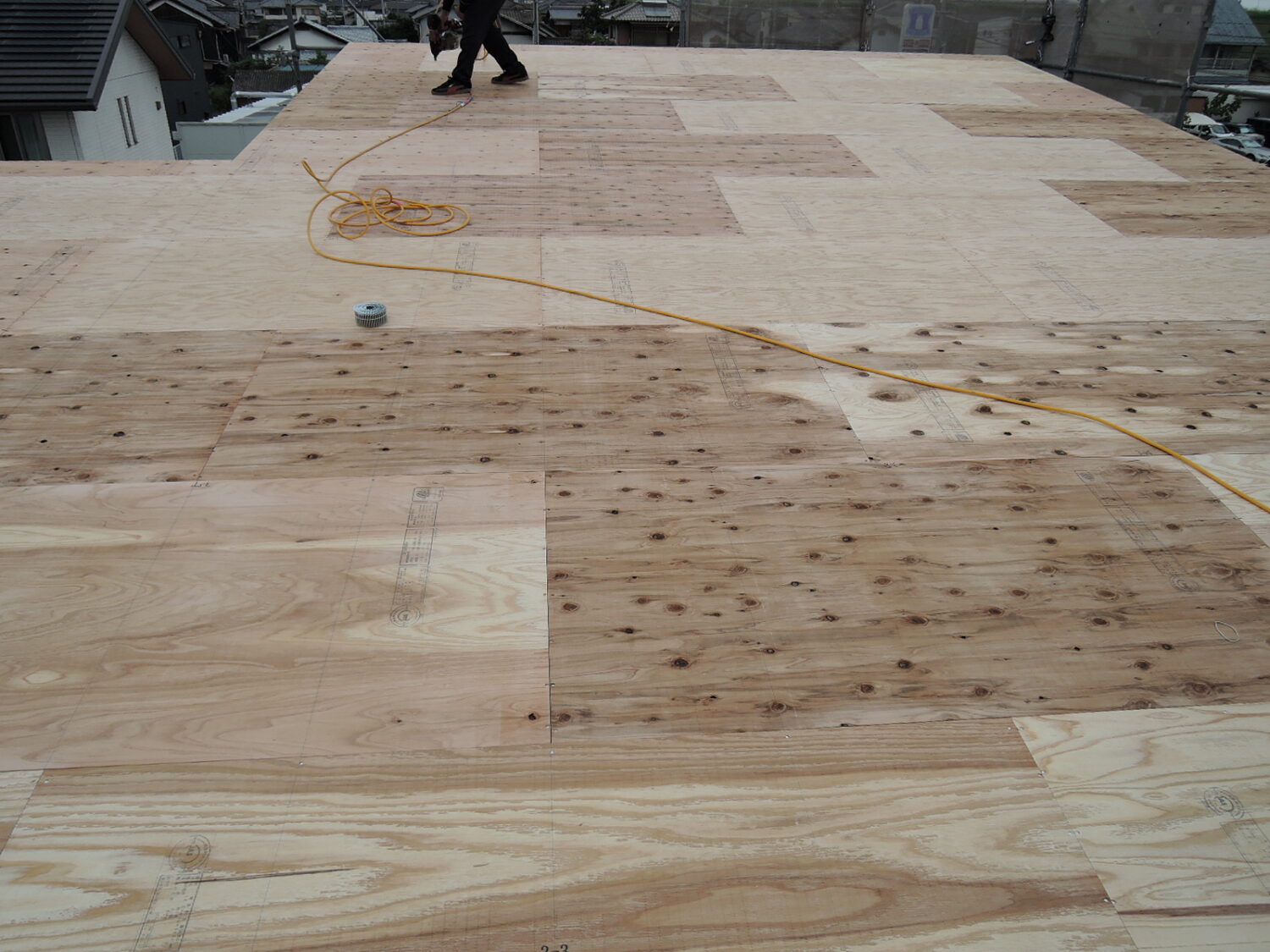 岡山で注文住宅ならアイデザインホーム|上棟の現場リポート|屋根板を施工している様子