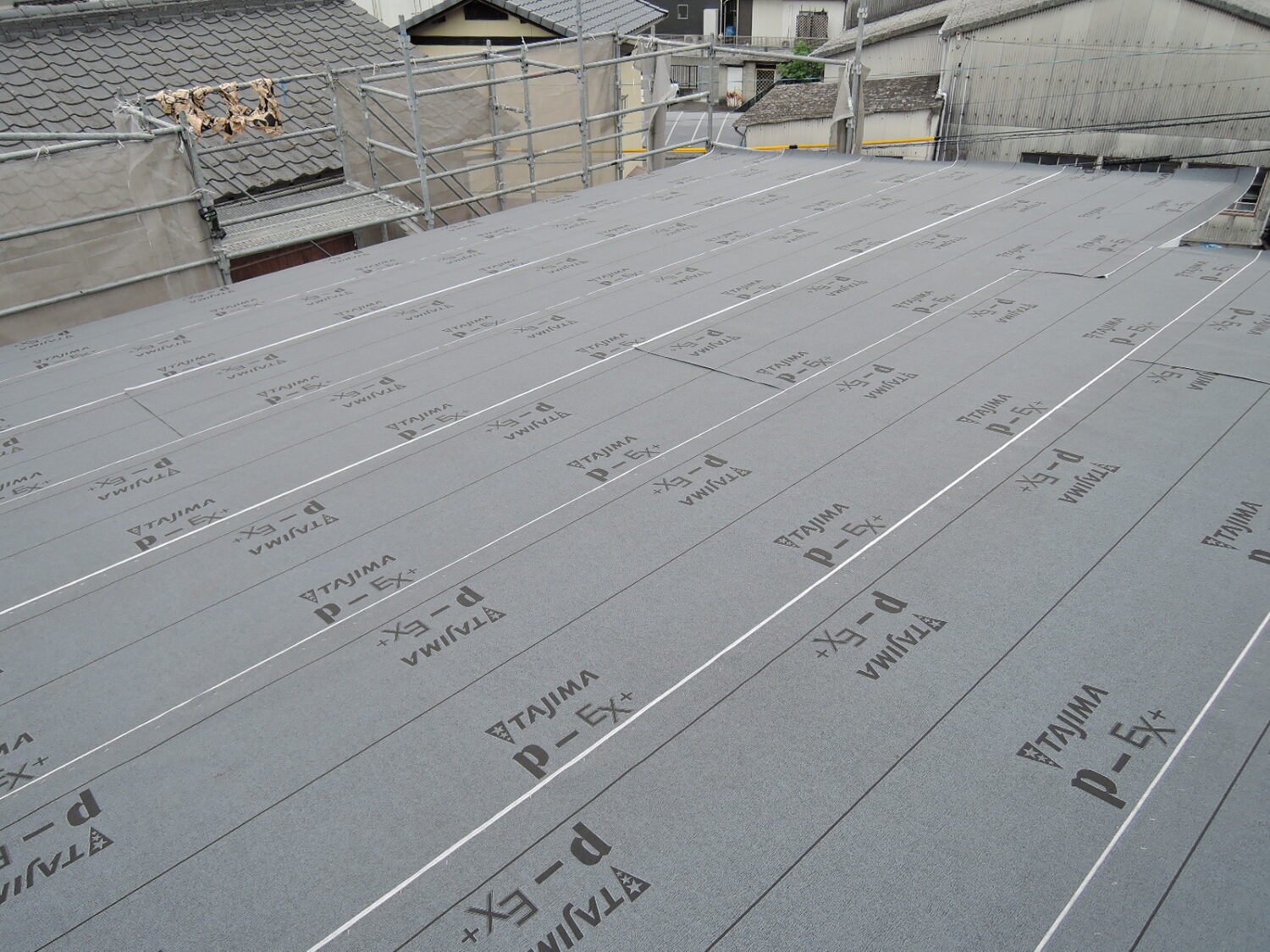 岡山で注文住宅ならアイデザインホーム|上棟の現場リポート|改質アスファルトルーフィングを施工した様子