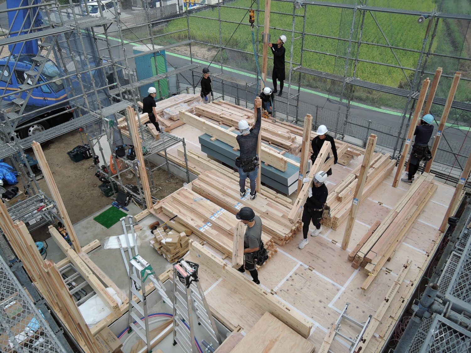 岡山で注文住宅ならアイデザインホーム|上棟の現場リポート|職人さんたちが1階の柱を立てている様子