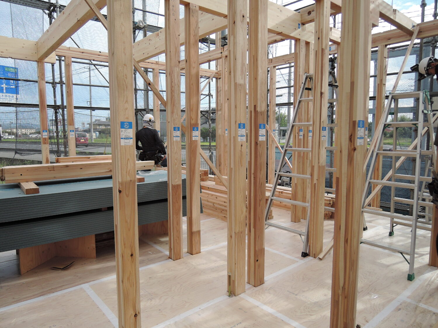 岡山で注文住宅ならアイデザインホーム|上棟の現場リポート|1階の柱を立て終わり、梁を組んでいる様子