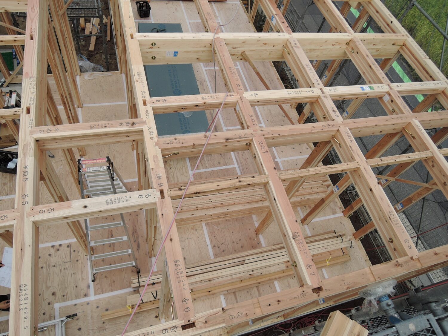 岡山で注文住宅ならアイデザインホーム|上棟の現場リポート|床梁を施工し終わって様子