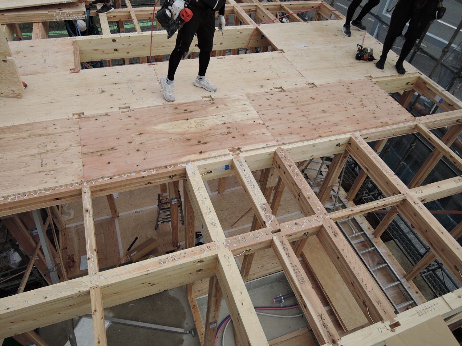 岡山で注文住宅ならアイデザインホーム|上棟の現場リポート|2階の床板を施工している職人さんたち