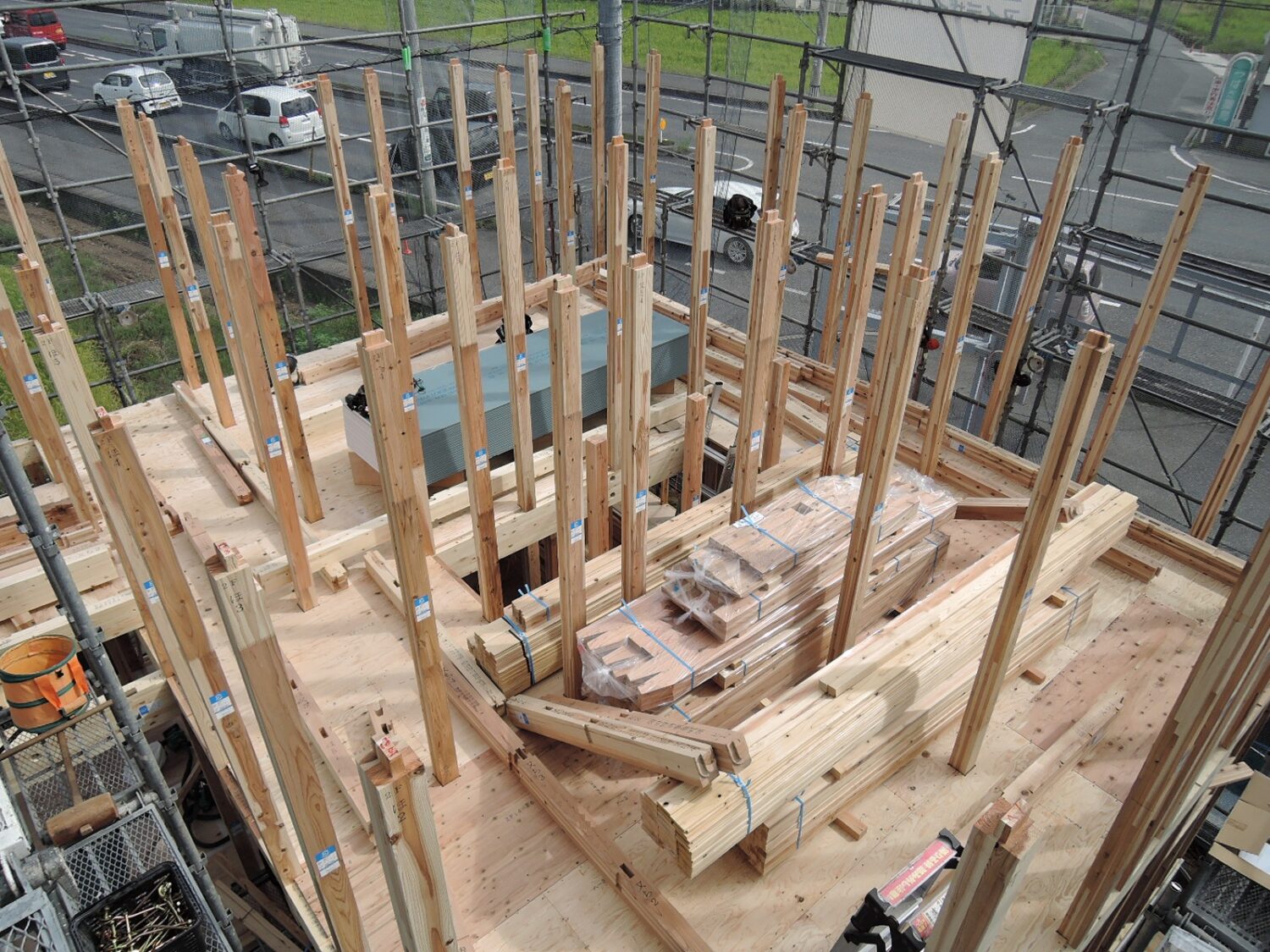 岡山で注文住宅ならアイデザインホーム|上棟の現場リポート|2階の柱を立てている様子