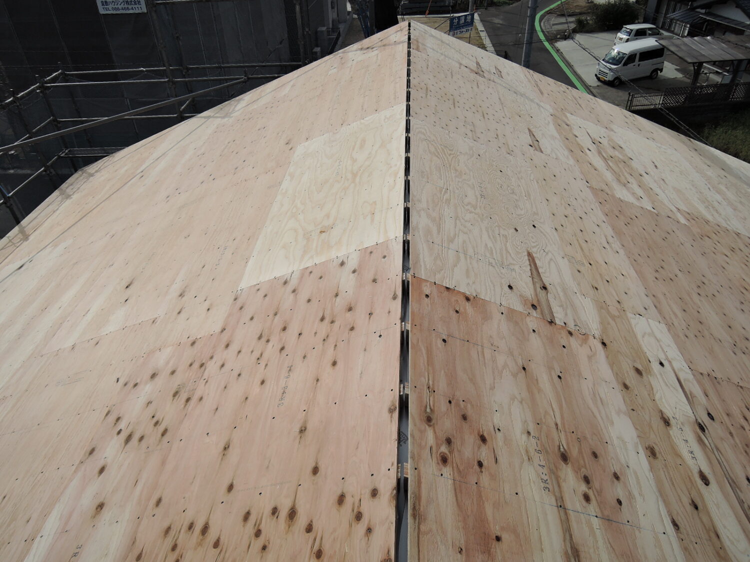 岡山で注文住宅ならアイデザインホーム|上棟の現場リポート|屋根板を施工した様子