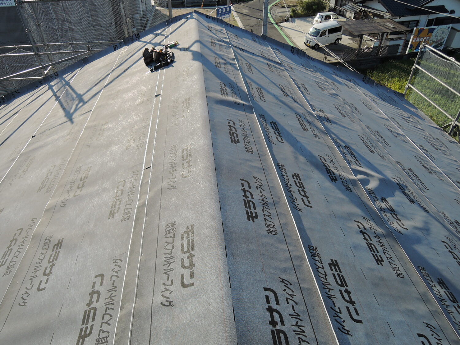 岡山で注文住宅ならアイデザインホーム|上棟の現場リポート|アスファルトルーフィングを施工した様子