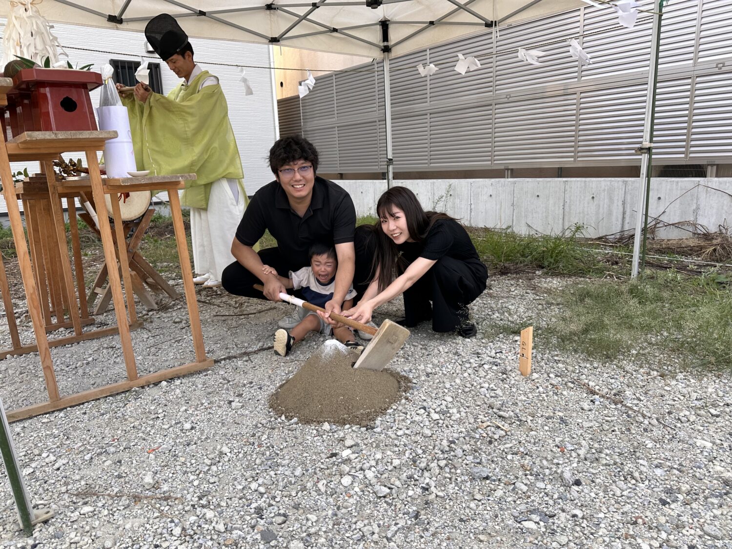 兵庫で注文住宅ならアイデザインホーム｜地鎮祭の現場リポート｜鍬入れの儀を行っている様子