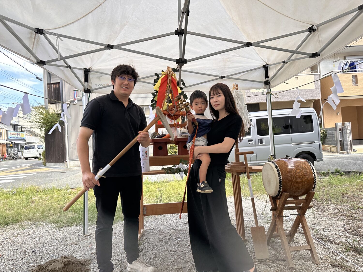 兵庫で注文住宅ならアイデザインホーム｜地鎮祭の現場リポート｜祭壇前で記念撮影をする家族