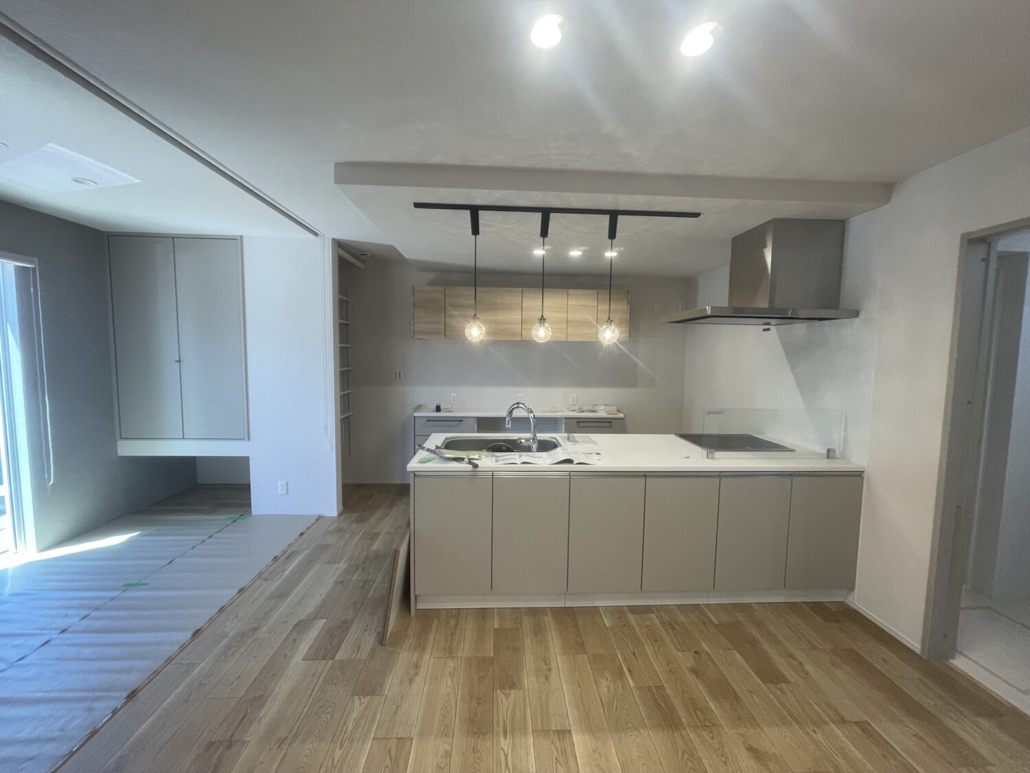 広島で注文住宅ならアイデザインホーム|引渡の現場リポート|グレーと木目でまとめた温かみのあるLDK