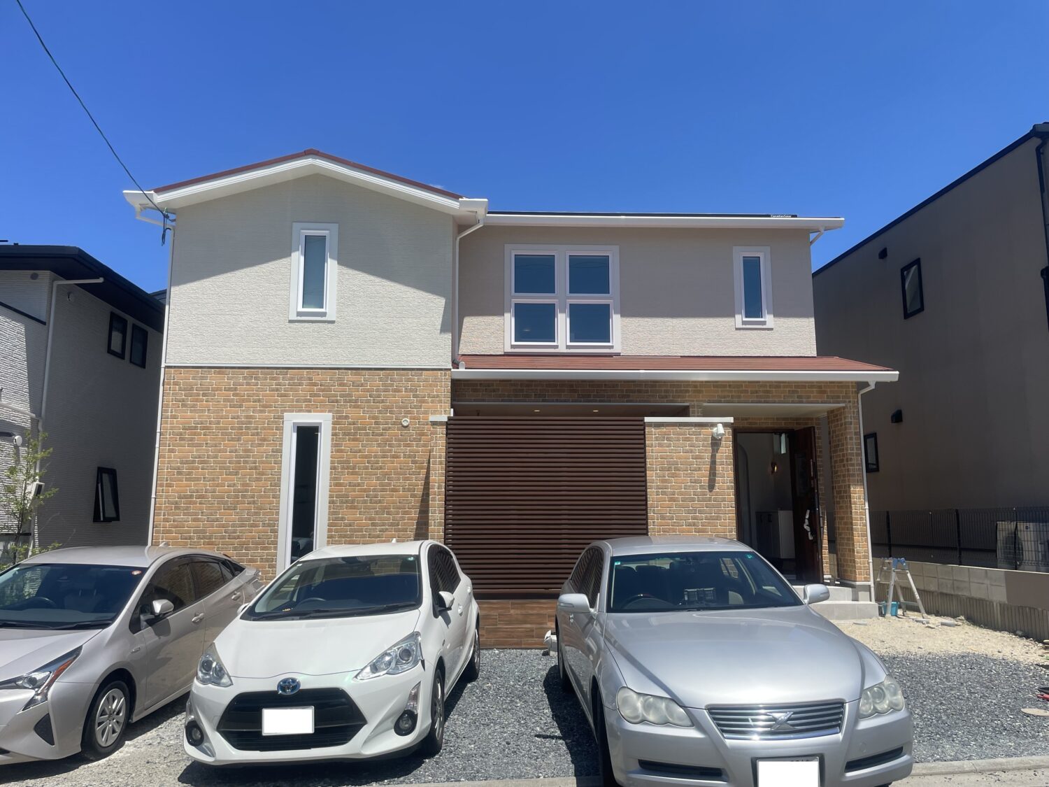 広島で注文住宅ならアイデザインホーム|引渡の現場リポート|ホワイトの窓モールが印象的な外観