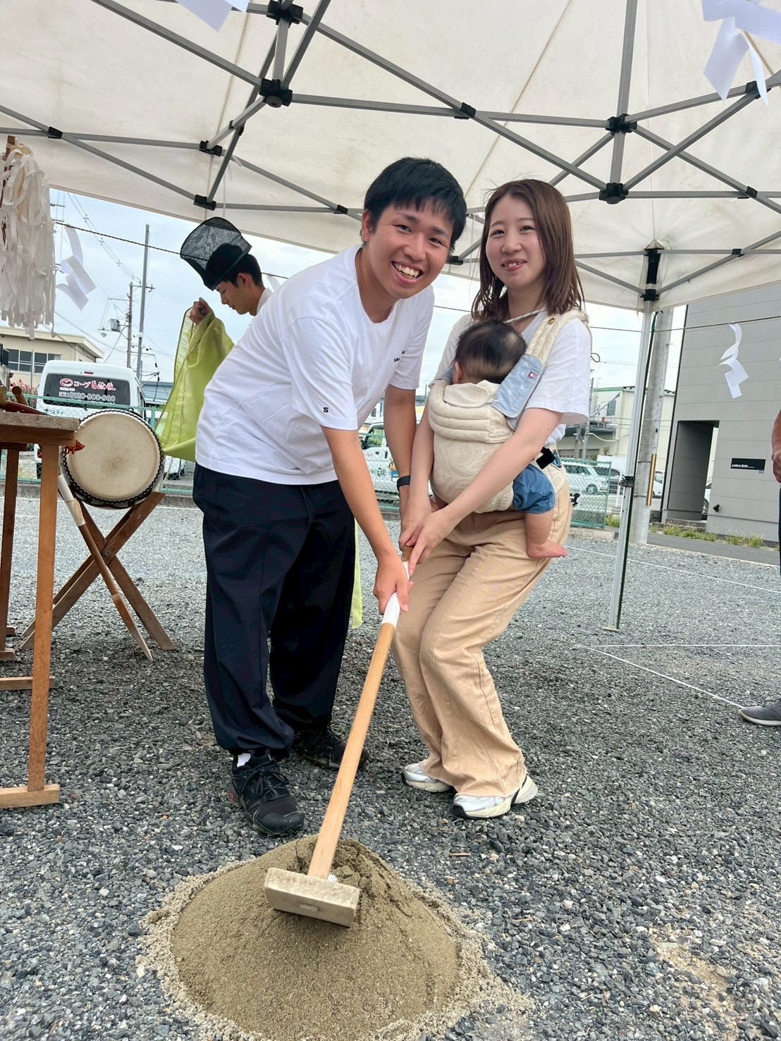 大阪で注文住宅ならアイデザインホーム|地鎮祭の現場リポート|鍬入れを笑顔で行う家族