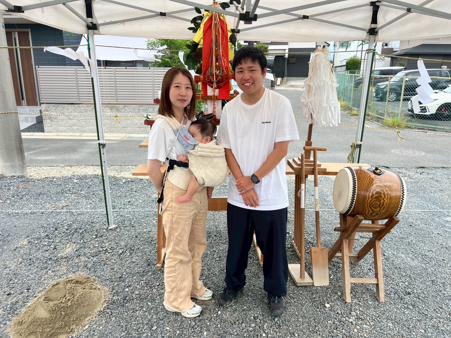 大阪で注文住宅ならアイデザインホーム|地鎮祭の現場リポート|祭壇前で記念撮影をする家族