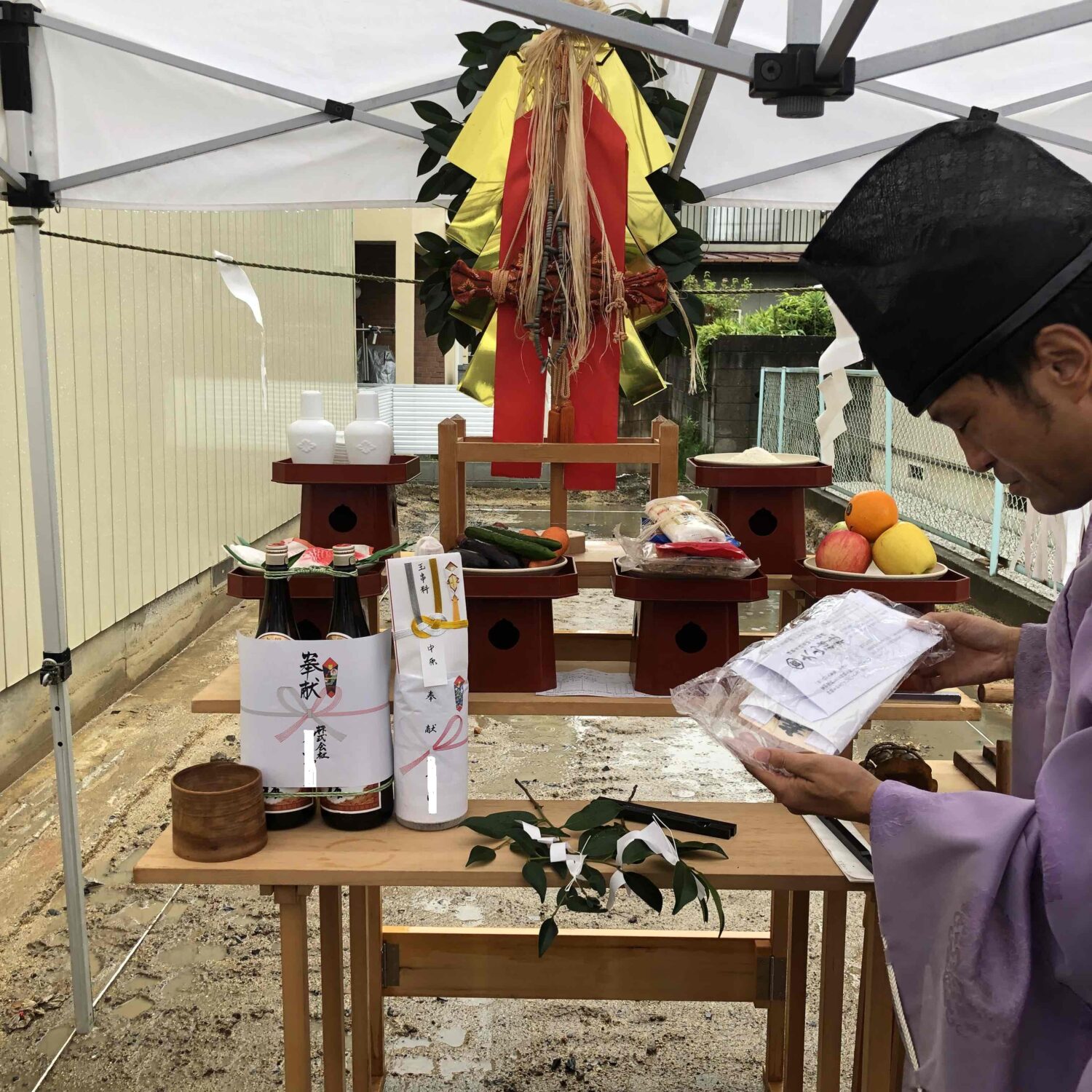 福山で注文住宅ならアイデザインホーム｜地鎮祭の現場リポート｜神主さんが祭壇に神饌を並べている様子